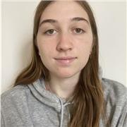 Jeune étudiante de première année à l’insa, donne du soutien ou de l’aide aux devoirs à des collégiens/ lycéens